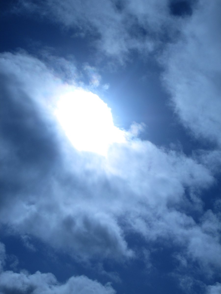 FloorDoorRaw's tweet photo. Sun emerging from clouds. Unedited photo, 13 March 2022, midday approximate time.
🌞🌤️⛅️ #SunGod #SunIsAlive #RealSun https://t.co/hJ55ft7Jrl