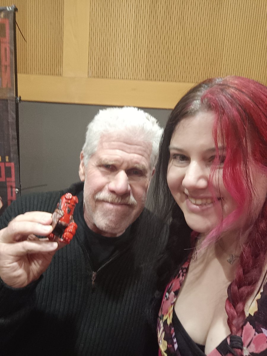 Omg, omg, omg!
Look what <a href="/perlmutations/">Ron Perlman</a> is holding :D

<a href="/Tiz_Karen/">Dammit it's KAREN 🙈</a> knows how much I love Hellboy so she printed and painted my mini version and brought it to <a href="/DublinComicCon/">Dublin Comic Con</a> 

Thanks Karen :*

#3dprinting #3dprinted #hellboy