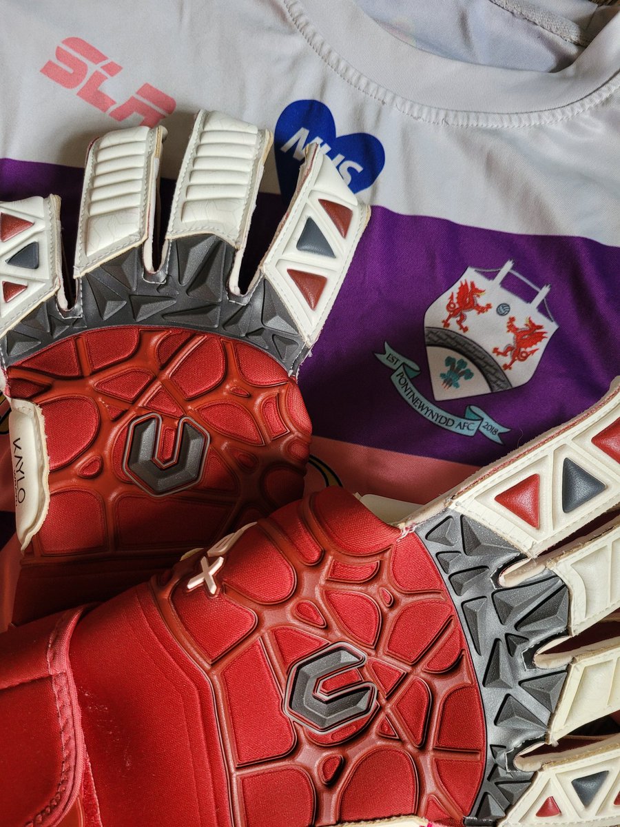 Game day, time to try out my new <a href="/UltimaxProducts/">Ultimax Goalkeeping Products</a> Kylo Wrath! <a href="/PontnewynyddAFC/">Pontnewynydd AFC</a>