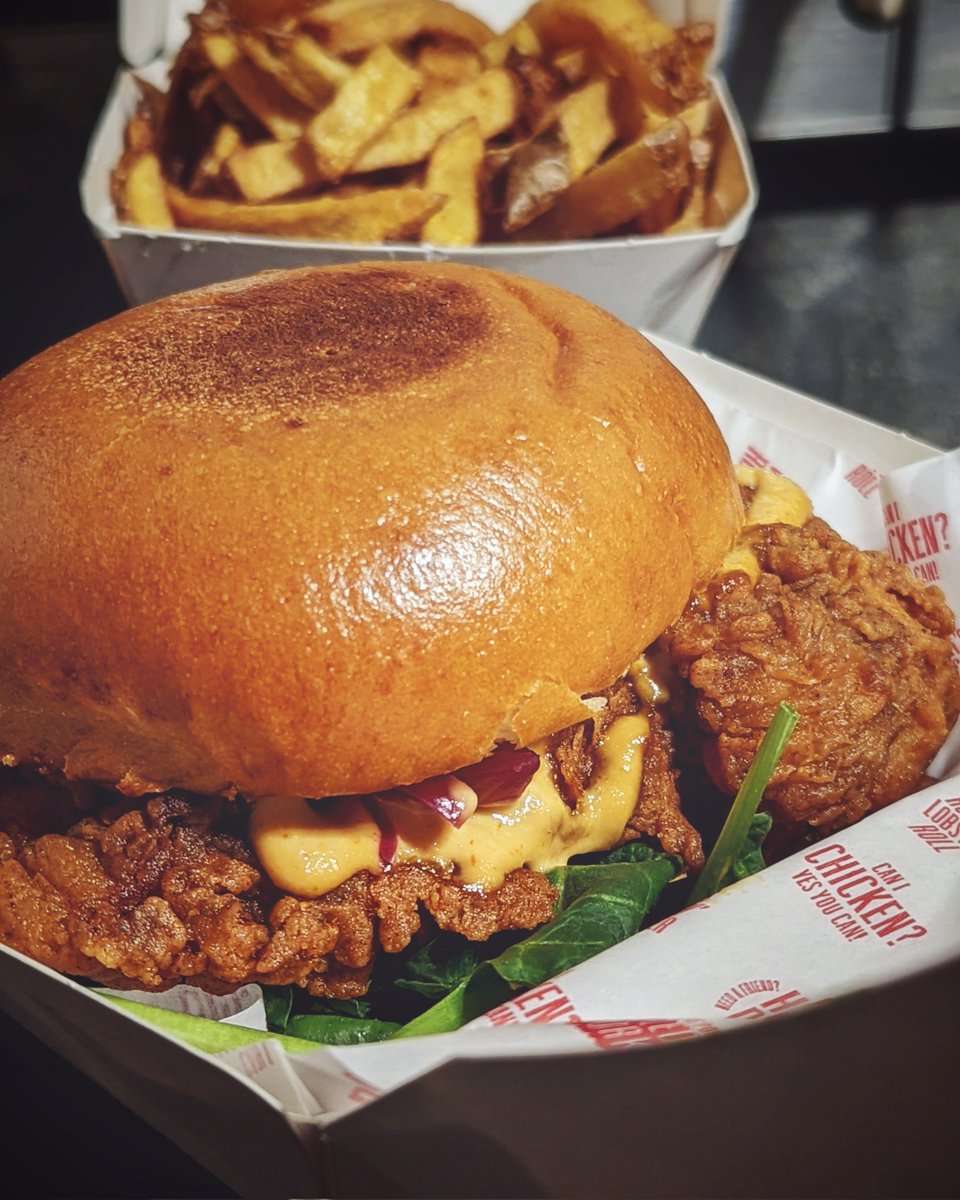 #UrbanFood 🔥
Les #smashburgers inspirés de la #streetfood newyorkaise c'est chez Frenchie_ftg par le #chef <a href="/greg_frenchie/">gregorymarchand</a> ! 🍔🍟
📍 9 rue du Nil #paris02 
🚴‍♂️ <a href="/ubereats_fr/">Uber Eats France</a>
➖
#parisfood #burgerlovers #restaurantparis #burger #bonappetit #tendancesfood