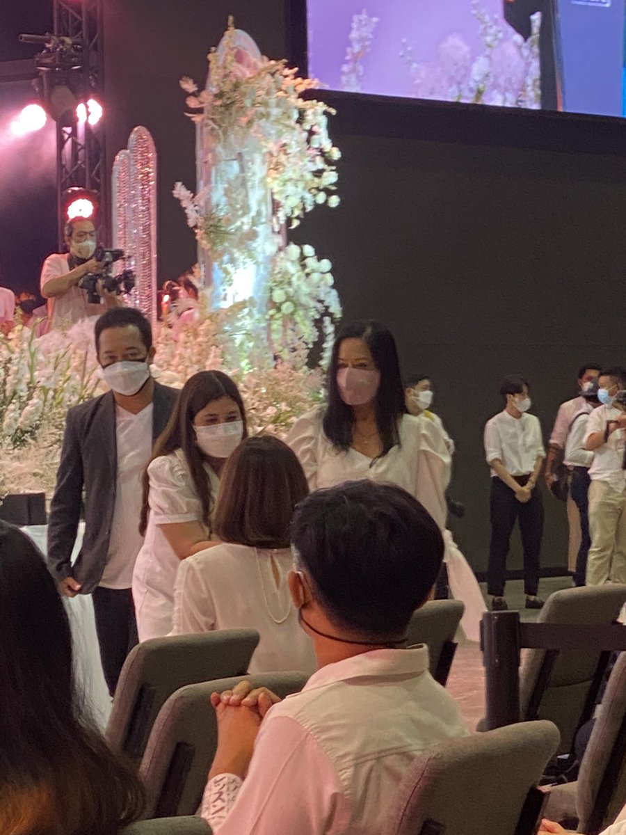 19.58 แม่ #แตงโม &amp; อ.ธงชัย
ประกาศกลางงานพิธีไว้อาลัย #แตงโมนิดา
“เลื่อนพิธีเผาร่างอย่างไม่มีกำหนด จนกว่าจะรู้ความจริง และ ความยุติธรรม”
—- 
/ ทุกคนในงานร่วมกันปรบมือ ยินดี 100% 💯 #แตงโมต้องไม่ตายฟรี #แตงโมต้องได้รับความยุติธรรม