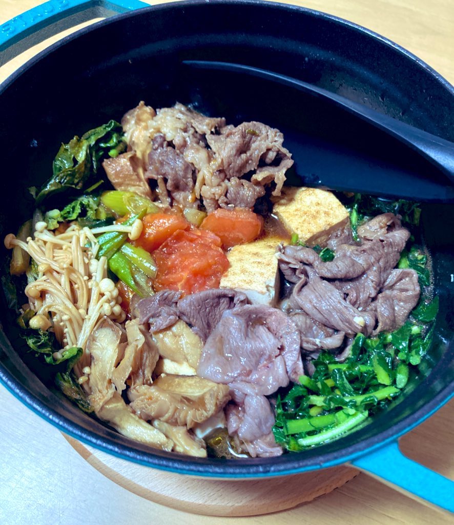 KeiBaiAlchemist's tweet photo. テレワーク中のコロナ対策で
始めた料理！2年目
今日のディナー

自炊で節約
料理を楽しんでストレス解消

✅トマトと近江牛のすき焼き

#自宅での楽しみ方選手権
#うちで食べよう
#自炊 #節約 #料理男子 #料理を手間抜きに　#strub https://t.co/9zfoJr0GMq