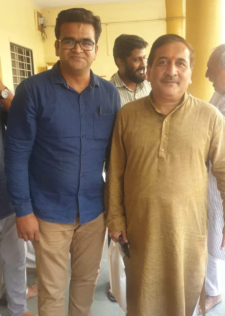 Vishal_1379's tweet photo. आज श्री शिवाजी रायगड स्मारक मंडळ आयोजित #शिवशंभु_विचार_दर्शन" कार्य शाळेत आज ह भ प #चारुदत्तजी_आफळे_महाराज यांना भेटण्याचा योग आला.... @0103vishal https://t.co/shBllnvF1p