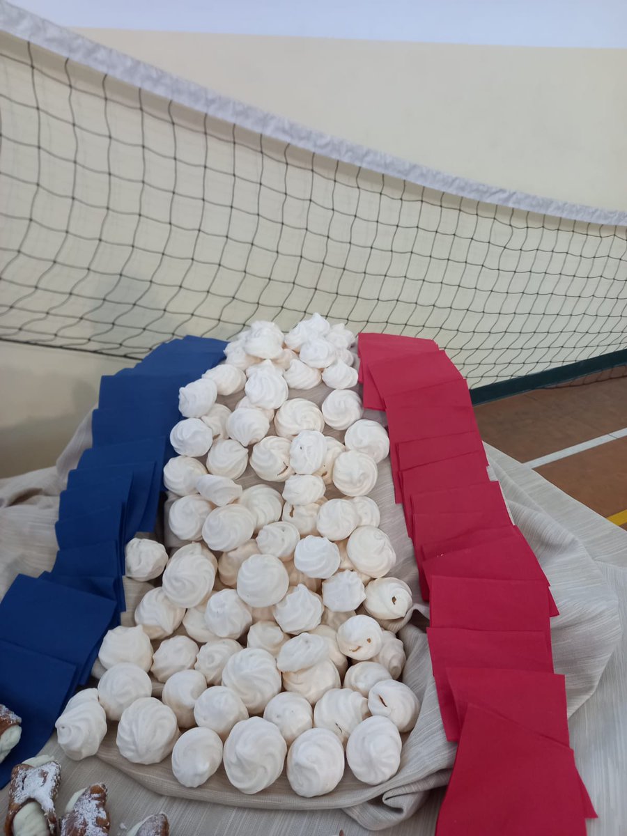 esabac_michelis's tweet photo. ECHANGE EN SARDAIGNE - Un accueil 'alla grande' aujourd'hui au #liceoMotzo de Quartu Sant'Elena pour les élèves de 1ère #esabac  @lyceemichelis @AcAmiens.
 Que cette semaine soit riche en rencontres et en découvertes! https://t.co/c62eOGCmid