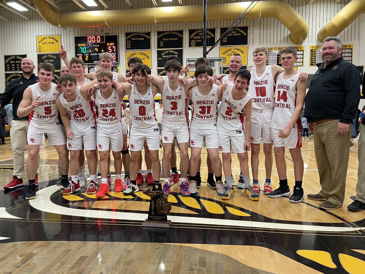 KiteleyHarrison's tweet photo. district champs baby🔥 @BenzieBoysBBall @NateChilders5   @_Wooten__ @Chaz_Grundy3 @QuinnZickert @Kevin_Hubbell @JaxonChilders https://t.co/PCJzuXouI8