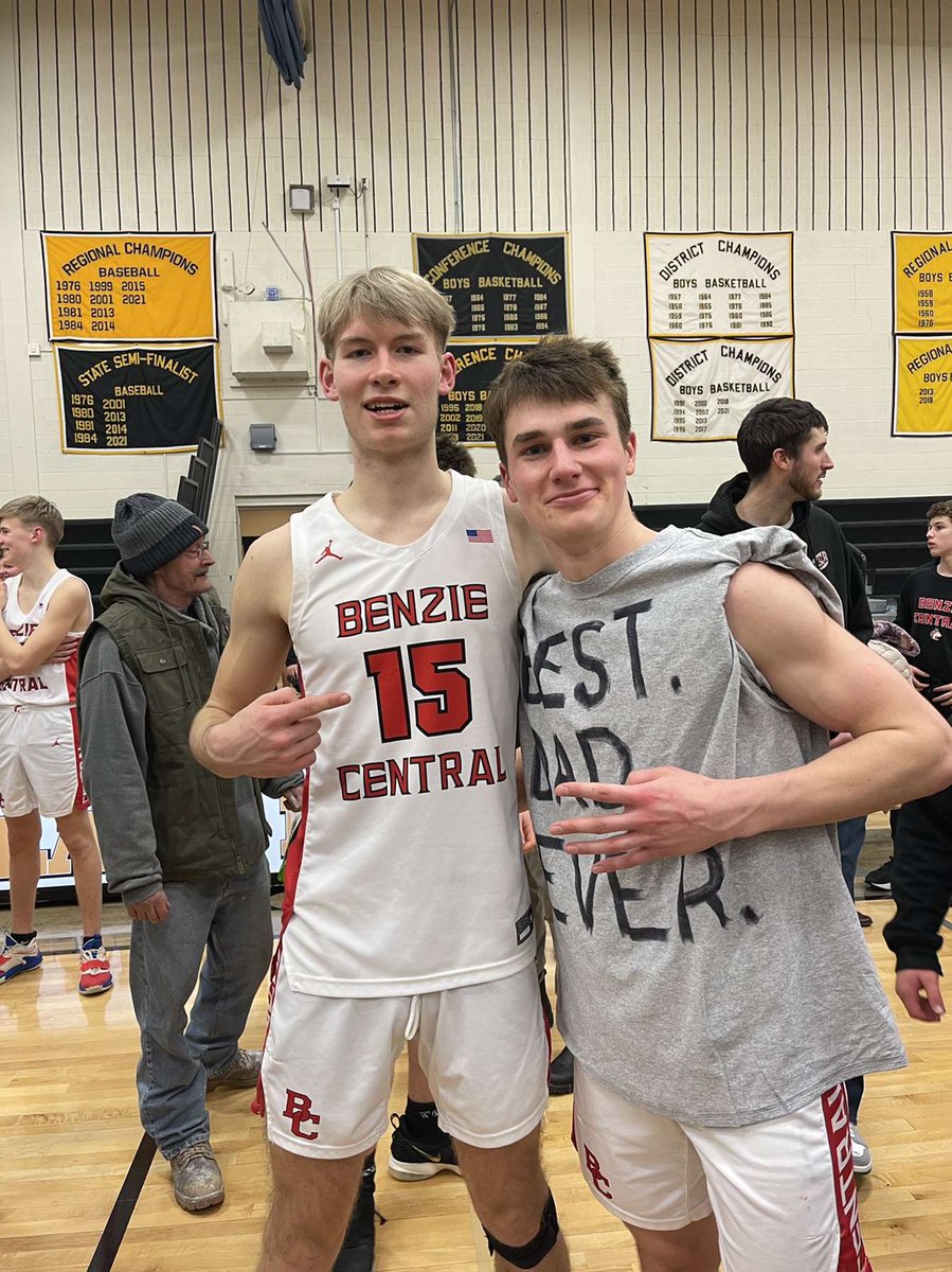 KiteleyHarrison's tweet photo. district champs baby🔥 @BenzieBoysBBall @NateChilders5   @_Wooten__ @Chaz_Grundy3 @QuinnZickert @Kevin_Hubbell @JaxonChilders https://t.co/PCJzuXouI8