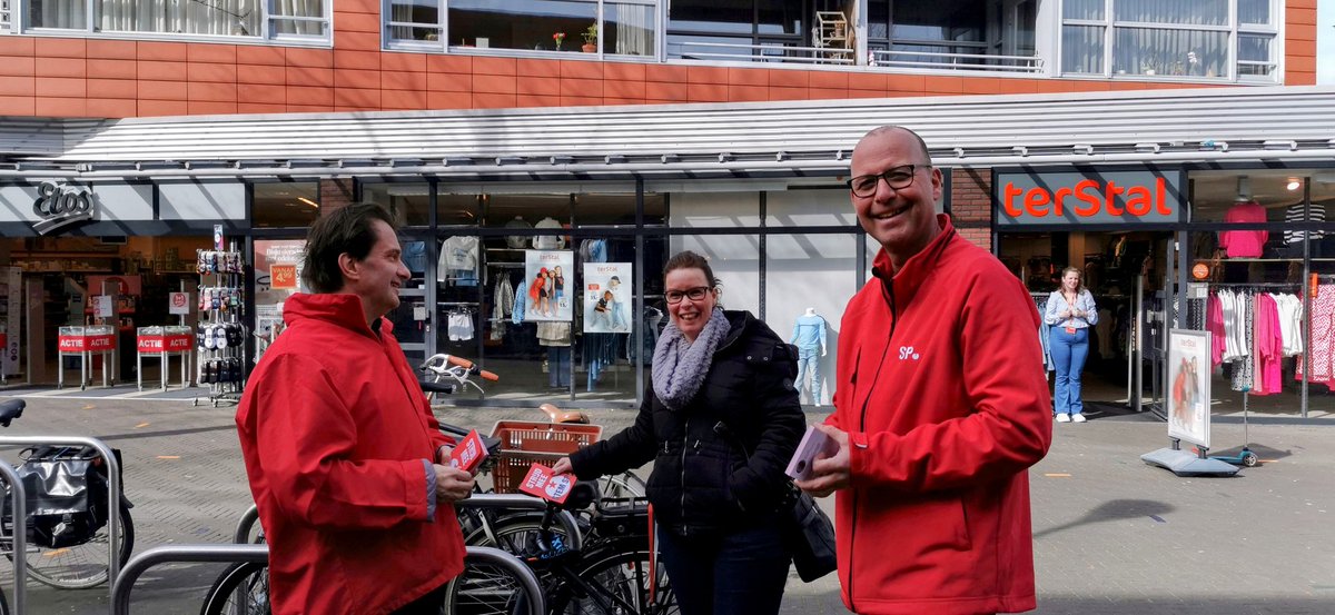 PaulSPHilversum's tweet photo. Met SP de straat op #SP #gemeenteraadsverkiezingen2022 Bij Seinhorst, Hilversum https://t.co/Ug2inC5Phq