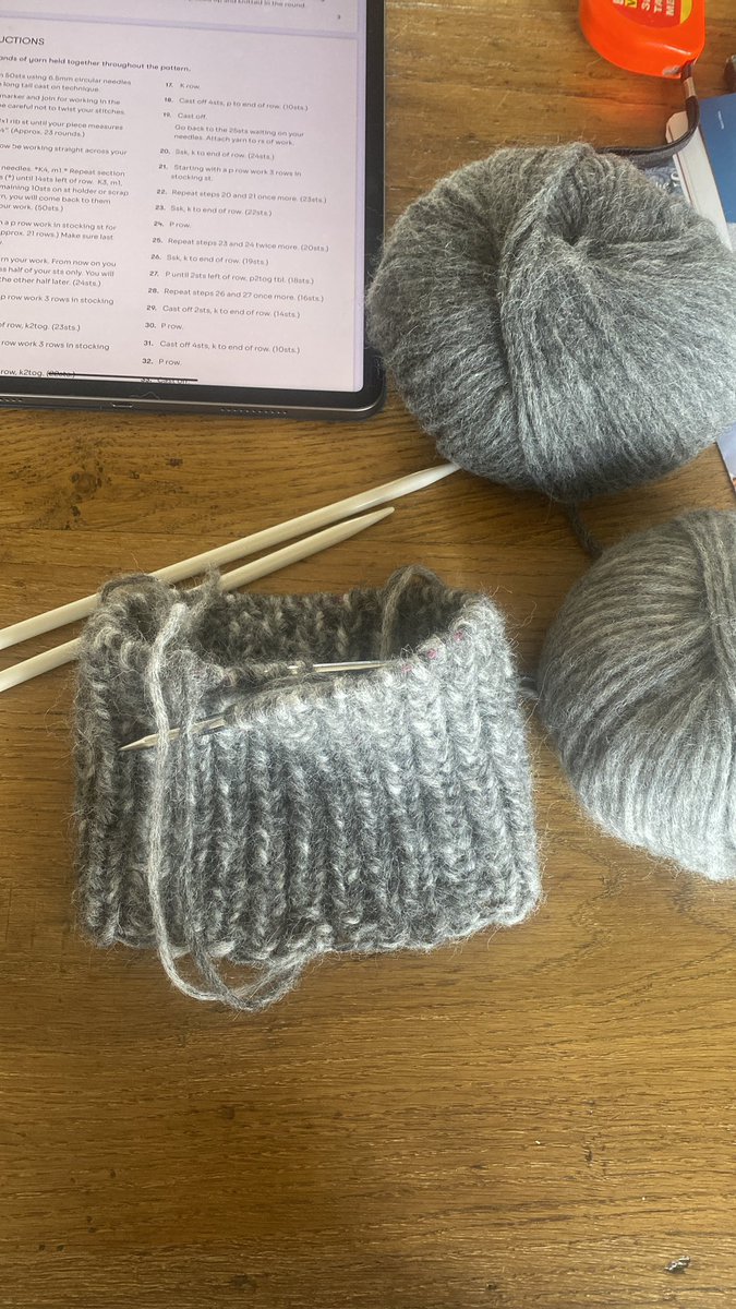 hdvnsh's tweet photo. #knitting #knittingtwitter can anyone please help me understand how to knit straight across with new needles from the round ?!?! https://t.co/wmEa8bJ9XJ