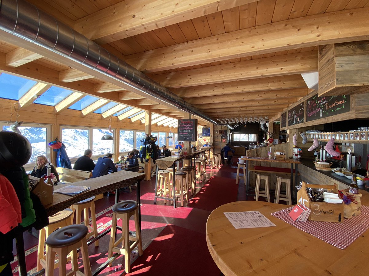 wally_nowak's tweet photo. #Adlerhorst 222m n. m., hospoda s nejlepším výhledem od pisoáru! A taky hezká chata a výborný jídlo! 
#Alpy2022⛷ #Aineck https://t.co/VsYrdqNAUp