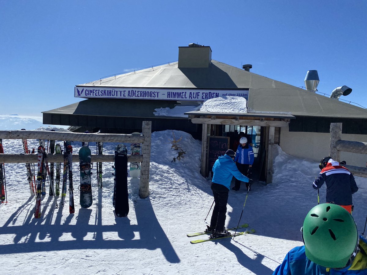 wally_nowak's tweet photo. #Adlerhorst 222m n. m., hospoda s nejlepším výhledem od pisoáru! A taky hezká chata a výborný jídlo! 
#Alpy2022⛷ #Aineck https://t.co/VsYrdqNAUp