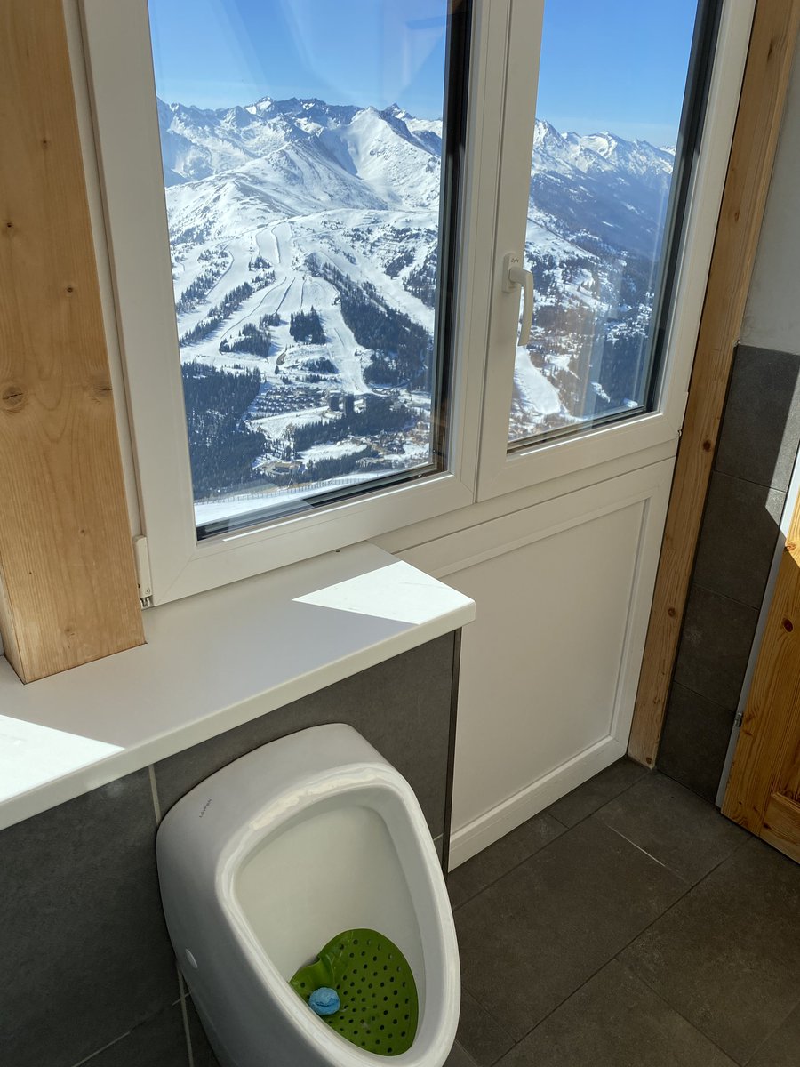 wally_nowak's tweet photo. #Adlerhorst 222m n. m., hospoda s nejlepším výhledem od pisoáru! A taky hezká chata a výborný jídlo! 
#Alpy2022⛷ #Aineck https://t.co/VsYrdqNAUp