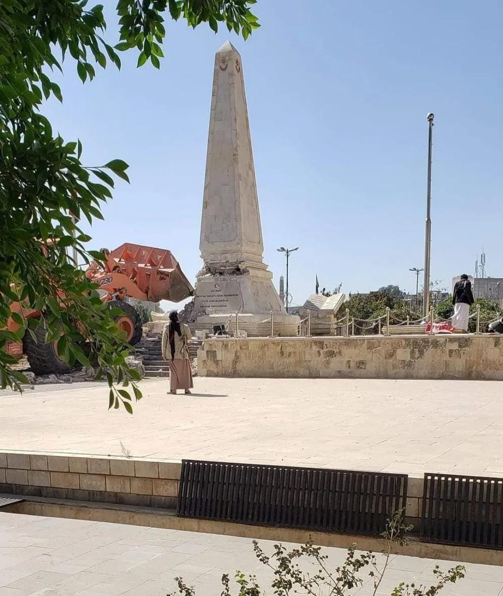 HUSi Terör örgütü Yemenli Değil, Yemen Halkı bu Terör saldırısını asla kabul etmez. Türkiye HUSİlere Karşı sert bir tutum sergilemeli, yapılan saldırının Yemeni Temsil etmediğini bildiğinizi biliyoruz,Yakıp yıkmaktan başka işi olmayan HUSİlere karşı hep beraber mücadele etmeliyiz
