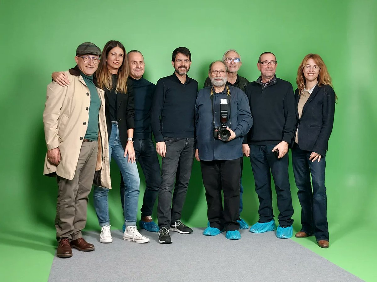 ajigualada's tweet photo. 📸 Avui s'ha inaugurat el nou plató audiovisual de l'@Escola_LaGaspar. Un espai més ampli i que compta amb tota la tecnologia per realitzar sessions de tota classe.

L'espai compta material cedit per l'@AFIgualada que compartirà amb els alumnes de l'escola aquest nou equipament. https://t.co/pRZDcXsmEh