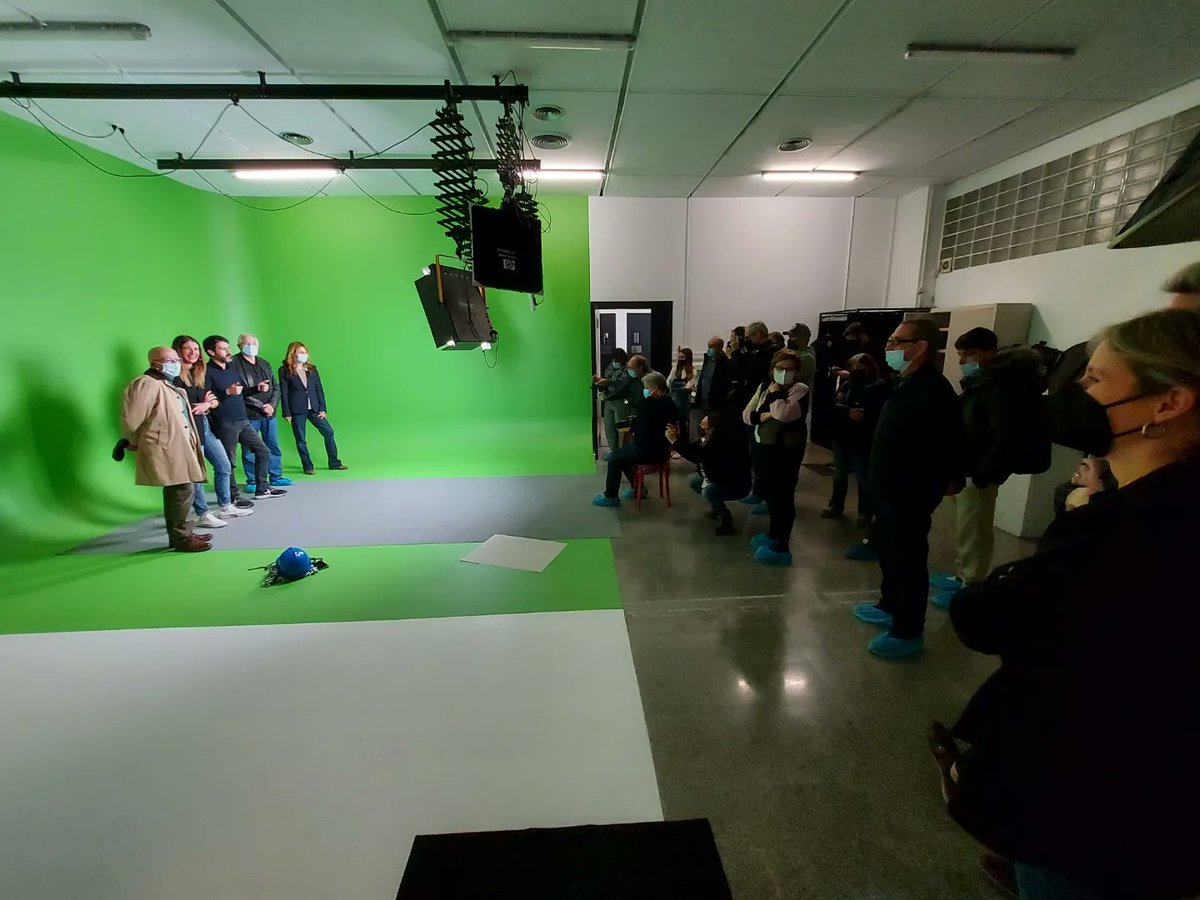 ajigualada's tweet photo. 📸 Avui s'ha inaugurat el nou plató audiovisual de l'@Escola_LaGaspar. Un espai més ampli i que compta amb tota la tecnologia per realitzar sessions de tota classe.

L'espai compta material cedit per l'@AFIgualada que compartirà amb els alumnes de l'escola aquest nou equipament. https://t.co/pRZDcXsmEh