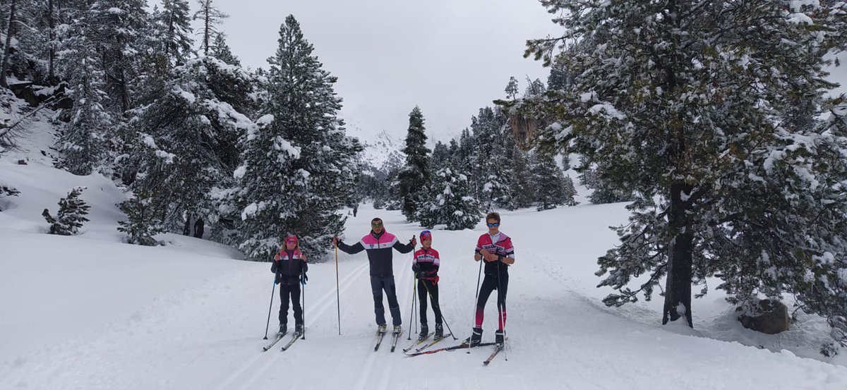 Fermin_MZ's tweet photo. Nieve para estrenar y un sol que no quiere salir para preparar la Marxa Plan D'Estan, Llanos del Hospital, #Benasque
@Irrintziski 
#ADHB
@llanoshospital
@CaravanasItsaso 
https://t.co/5bhAogCpUK https://t.co/H3KRdsVinY