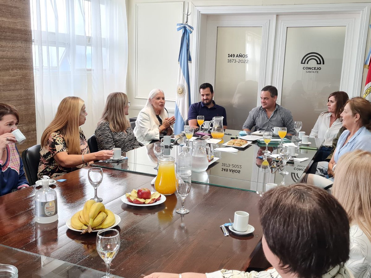 Camess8's tweet photo. ☕️ Participamos del desayuno en el @concejosantafe junto al presidente del @centrocomercialsf @masalemi y un grupo de mujeres con muchas historias para contar 
@redcame @CAMEMujeres https://t.co/uwg6W7ZJlq