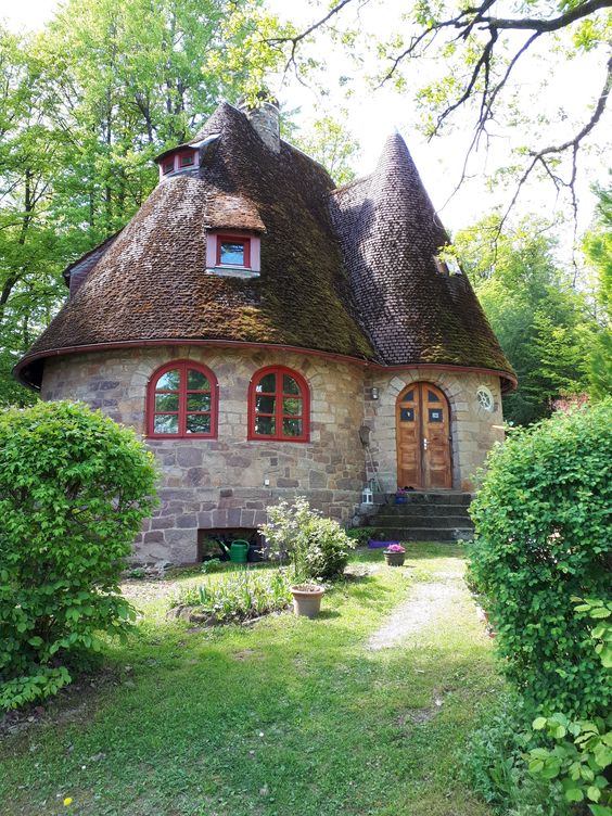 ElliottBlackwe3's tweet photo. This morning I dream of a magical cottage that is nestled near woods where I can read fairy tales to my heart's contentment. https://t.co/8Qi2XF1XAK