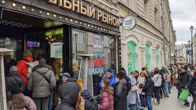 visegrad24's tweet image. People lining up in Moscow today, hoping they will be able to exchange their increasingly little worth rubles into dollars.