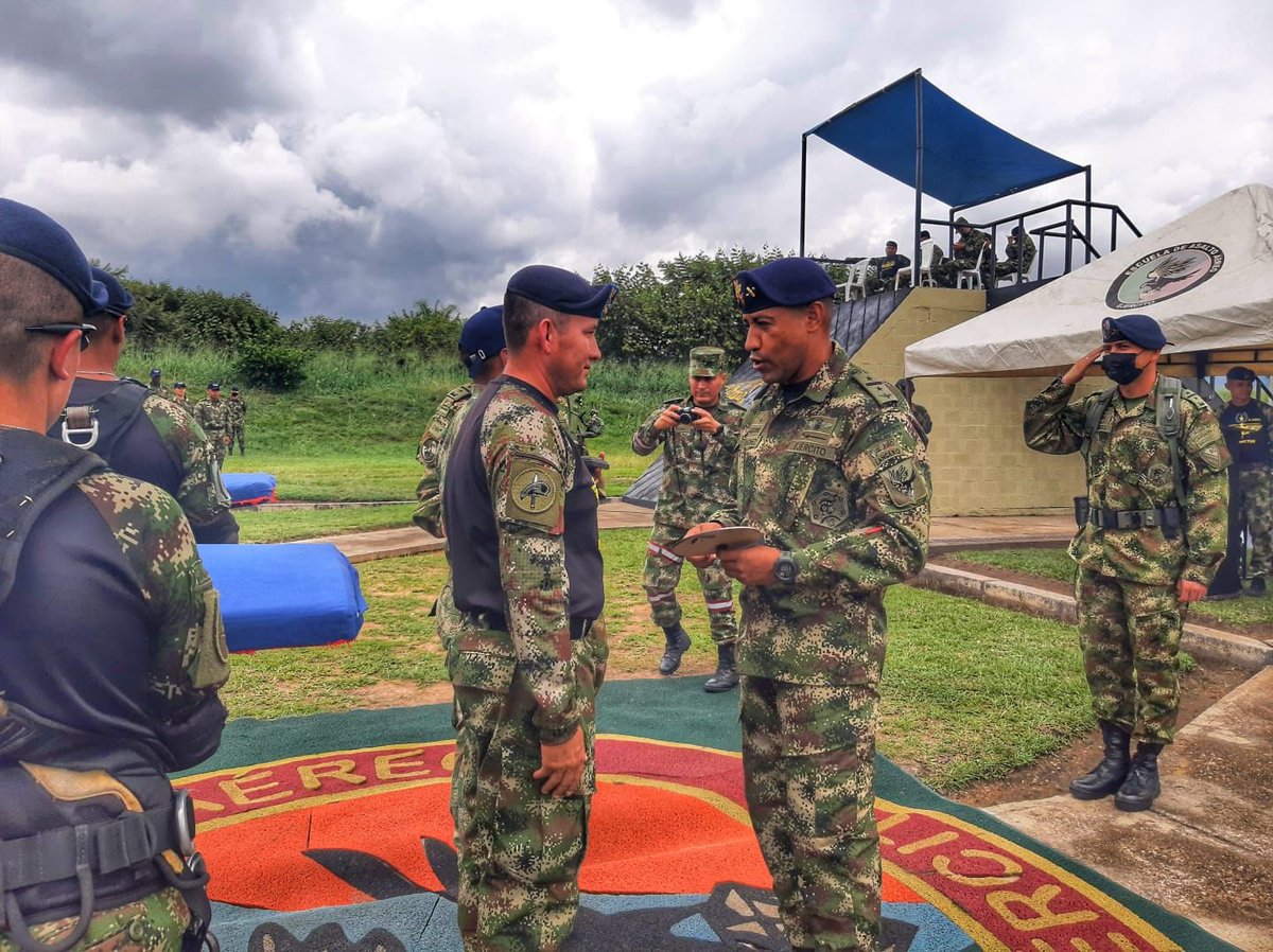ejercito_cedoc's tweet photo. La #Esasa clausuró el Curso Básico de Asalto Aéreo No 292, con el personal orgánico del Batallón de Ingenieros Antidesastres No 81, los cuales adquirieron capacidades distintivas que aportarán en el cumplimiento de su misión. #PlanDemocracia2022 https://t.co/Ytsb9OqYH5