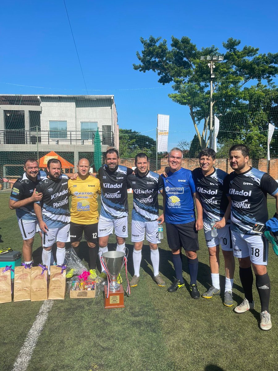 ivangf_10's tweet photo. Ganamos el #miniclasico 5 a 1 con hat-trick de @JulioGoFer la figura del partido y el mejor de los GF’s aqui con el comisario @jcesarmanzur @celsogf1 @DavidGFerreira @GuillDomaniczky #superclasico https://t.co/vNeLgZIOR8