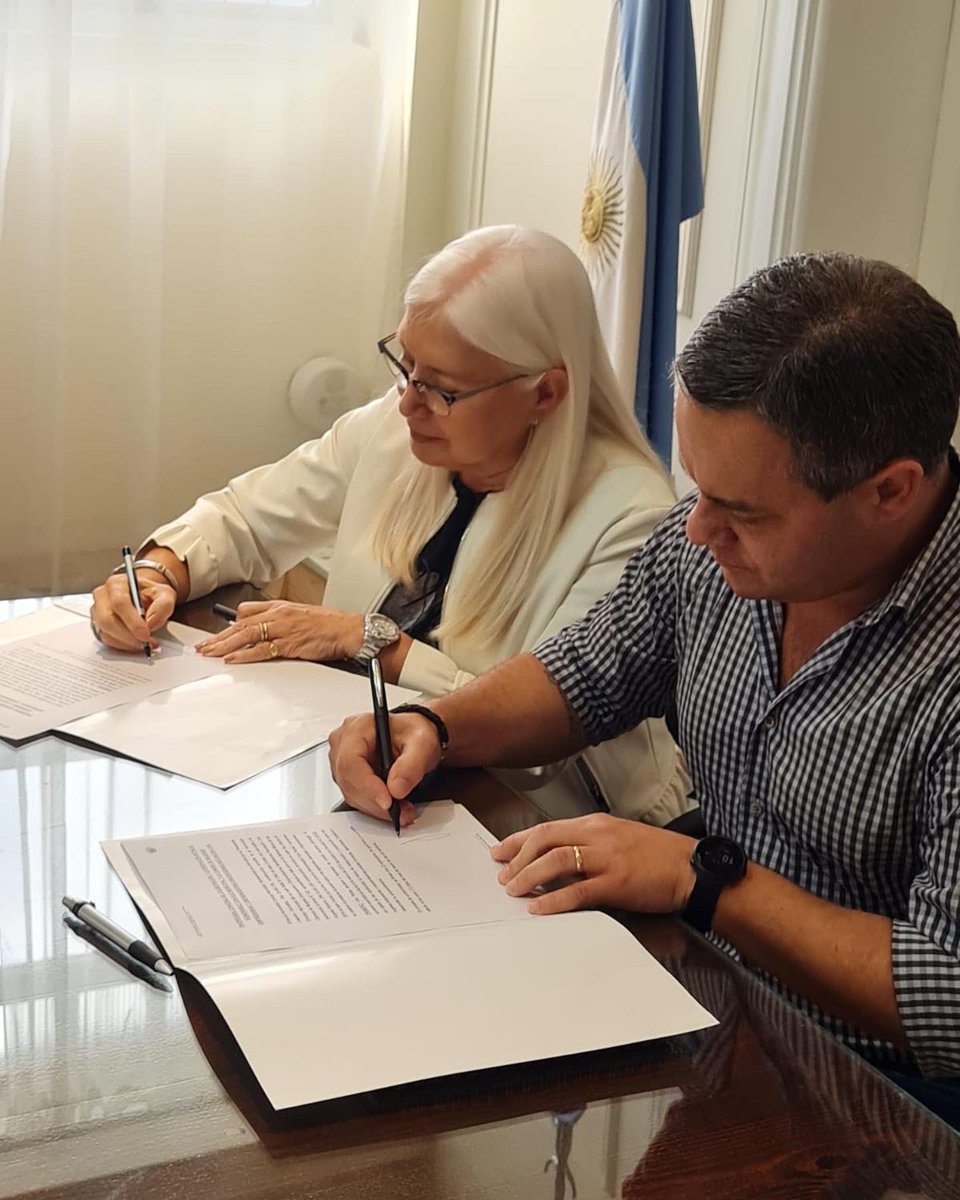 Camess8's tweet photo. ✍🏻 Ademas por quinto año consecutivo firmamos el convenio para dar continuidad al marco de colaboración y cooperación para mujeres que empresarias y emprendedoras puedan formarse, capacitarte, fortalecer y desarrollar su emprendimiento 
#MujeresCame #Camees #SantaFe https://t.co/OQ4AtIBfkr