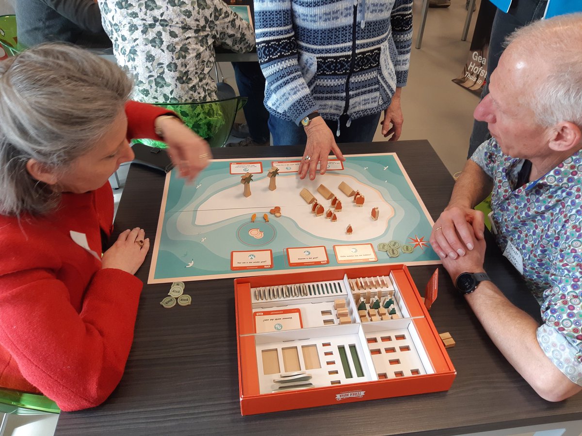 De eilanden rondom de <a href="/gemeenteRheden/">Gemeente Rheden</a> worden ingericht en de discussies komen los! #TerraNova <a href="/Lisa_Hu_/">Lisa Hu</a> #dialoogspel