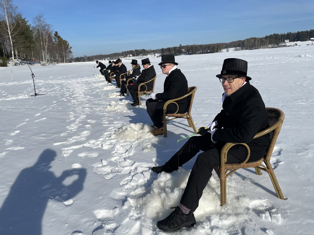 Miten sinä sovellat omaa osaamistasi? Soveltava tiede on tärkeä liima tieteen ja tekemisen välimaastossa. On valaisevaa käydä dialogia 2
vuorokautta poikkitieteellisen kaveriporukan kanssa tohtoripilkissä.  Tuntuu mahtavalta ajatuksein lentäminen kevätauringossa. #tiimioppiminen