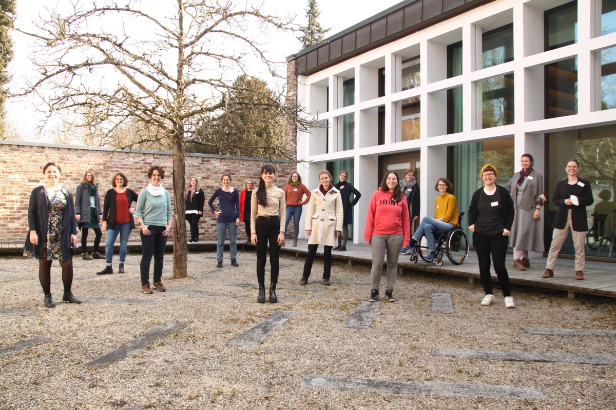 JungeAGENDA's tweet photo. Auch wenn uns aktuell vieles in #Theologie und #Kirche nachdenklich stimmt, gehen wir #inspiriert, #motiviert und #bestärkt aus diesen intensiven Tagen. Danke euch und hoffentlich auf bald! #mariafeminista #theologinnen #onfire #schwesternimlicht !B https://t.co/eRlYIT3MFD