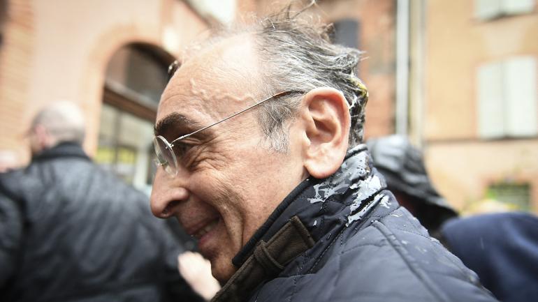 franceinfo's tweet photo. Présidentielle 2022 : "On voit de quel côté est la violence", réagit Eric Zemmour après avoir reçu un œuf sur la tête dans le Tarn-et-Garonne

https://t.co/pJiNi0FJq2 https://t.co/TrSKh2gxzv