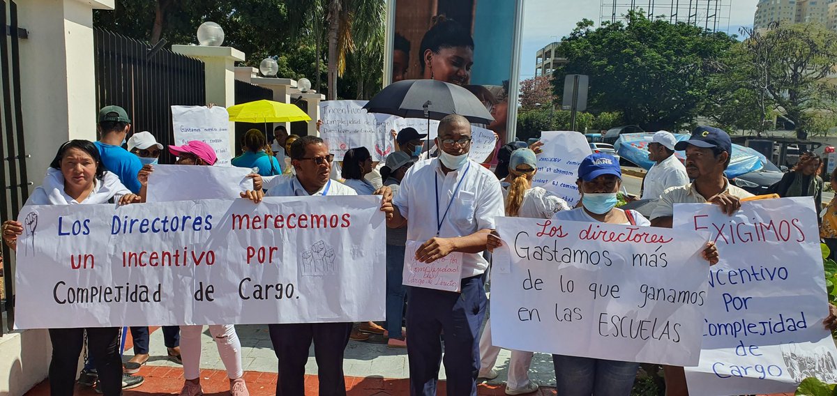 asonadediRD's tweet photo. En un acto #sinprecedente los #directoresrd les dicen a @EducacionRDo aquí estamos #existimos y vamos a #exigir que se cumpla el acuerdo #30dejunio y el #incentivoporcomplejidad del cargo. https://t.co/KOgmGmCLPE