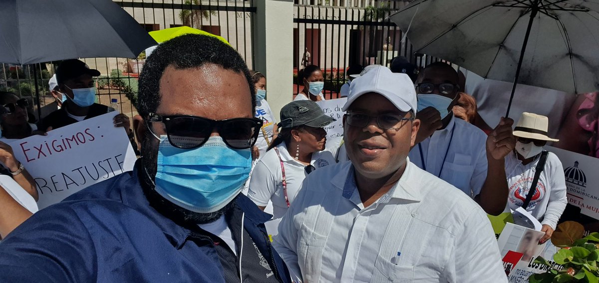 asonadediRD's tweet photo. En un acto #sinprecedente los #directoresrd les dicen a @EducacionRDo aquí estamos #existimos y vamos a #exigir que se cumpla el acuerdo #30dejunio y el #incentivoporcomplejidad del cargo. https://t.co/KOgmGmCLPE