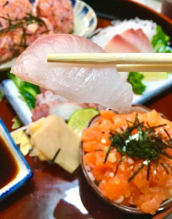 ChaiyoSalmon's tweet photo. 🐟🧡🙏🙏ด้วยรักและแซลมอน ไชโยแซลมอนขอขอบคุณค่ะ 
ตอนนี้ปลาแซลมอนหมดเกลี้ยงร้านแล้วนะคะ 
🐟 ซาชิมิปลาไทยตอนนี้มีปลาช่อนทะเล(อิเคะจิเมะ)
🐟ปลาแซลมอนสดส่งตรงจากนอร์เวย์ เข้ามาอีกครั้งในวันอังคาร
ปล. ขอขอบคุณภาพซาชิมิปลาไทยจากคุณลูกค้าค่ะ
#แซลมอน
#ซาชิมิ
#ไชโยแซลมอน https://t.co/M6gce5ddZo