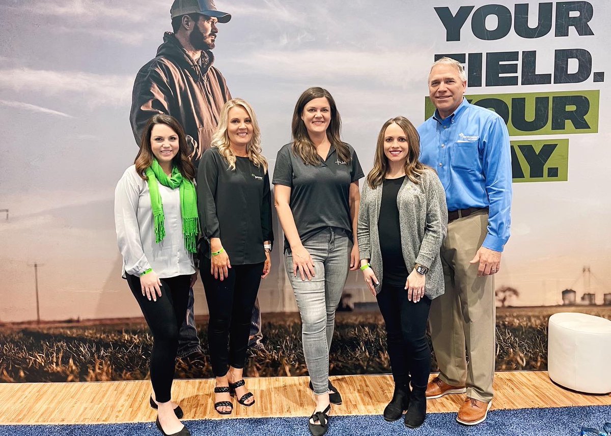 farmcredit's tweet photo. Yesterday, @thefarmbabe & @farmcreditmid took over #FarmCredit’s social channels during @ComClassic. Thanks to the panelists who spoke on ag innovation, including @FCSAmerica’s customers & @FarmBureau #AgInnovationChallenge finalists, Grain Weevil! #FarmCreditTakeover https://t.co/I3y9XvTp8p