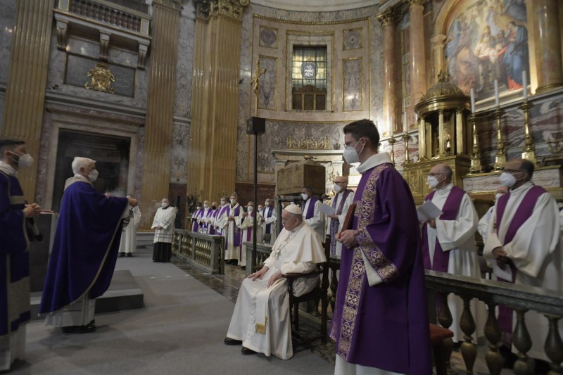 DesdeLaFeMx's tweet photo. El Papa Francisco presidió la Misa en la iglesia del Gesu de Roma con ocasión del 400º aniversario de la canonización de San Ignacio de Loyola y San Francisco Javier. 
📸: Vatican Media. https://t.co/DmPS2tamBP