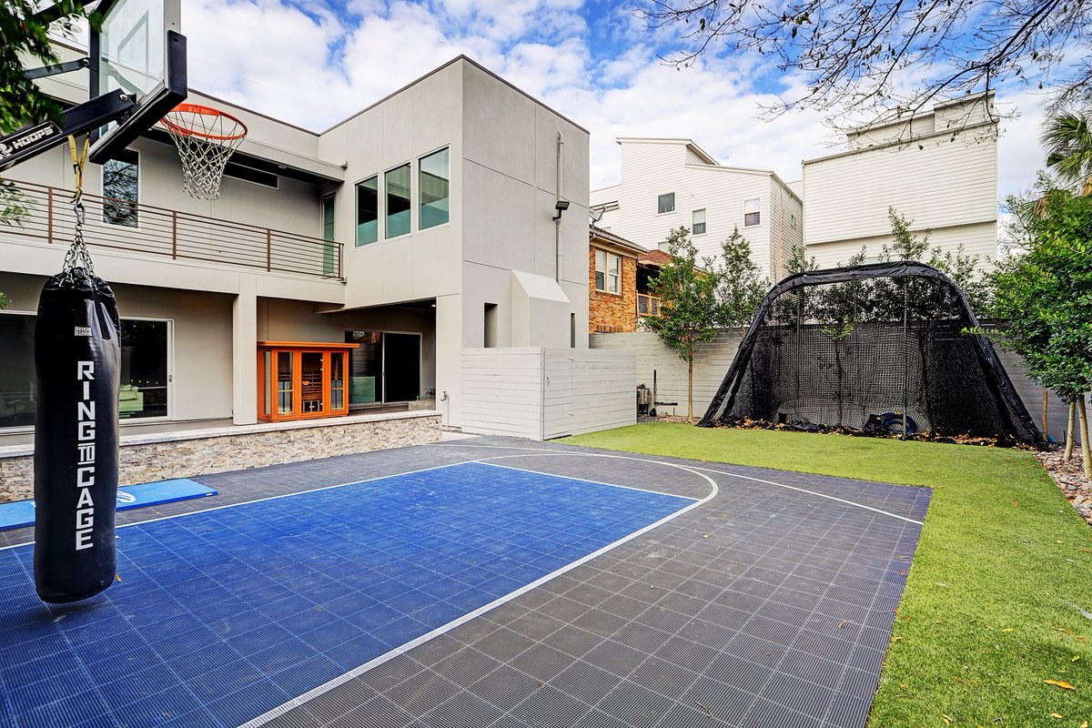 TKImages's tweet photo. Take a peek inside Carlos Correa's modern Montrose pad 👀⚾️

1231 Peden | 3657 sqft | Montrose | $1,599,000 USD | MLS# 18751980

Photographer: Michael Samadani
Editor: Jackie Taracena
Agent: Kristi Neal | C&amp;K Properties
#realestate #astros #mlb #houstonrealestate #carloscorrea https://t.co/VbzS2KIcx3