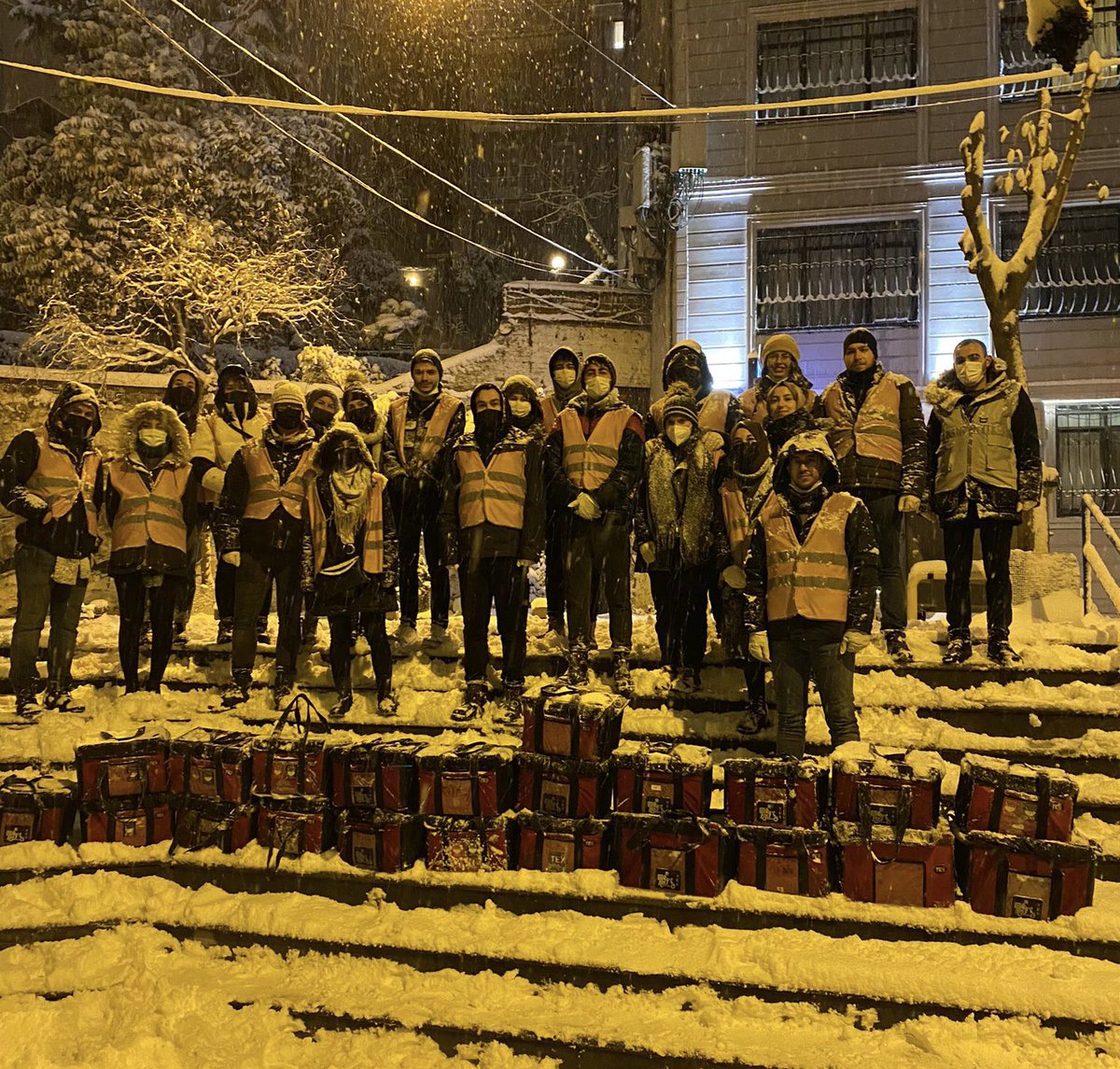 corbadatznolsun's tweet photo. Bugün yoğun kar yağışı şartları altında  dağıtıma katılan,Uluslararası Siyaset ve Tarih Akademisi ve bireysel katılım sağlayan toplamda 25 gönüllümüz ile birlikte evsizlere gıda dağıtıp bir araya geldik🦺🥣
Sahada evsizleri,polis ile koordine ederek otellere ulaştırdık🙏🏻
📍Taksim https://t.co/5DgsGovblE
