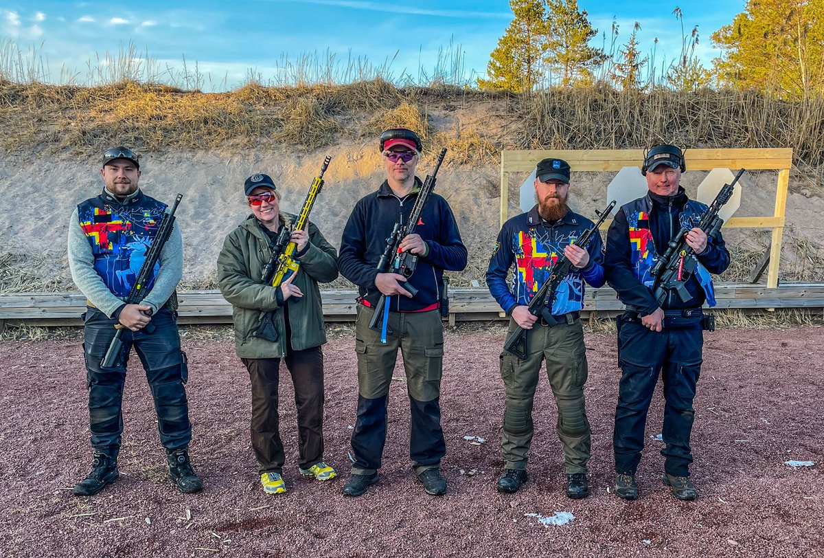 PiaClerte's tweet photo. På besök hos Ålands Sportskytteförening för att prata dynamiskt gevär och dela med oss av lite tips och tricks.
Tack för en solig pangdag i trevligt sällskap på vackra Åland! 🌞
#pewpew #dagensvapenbild #sportskytte #skytte #ipsc #dynamisktgevär #dynamisktskytte #åland https://t.co/wSEVfjil76