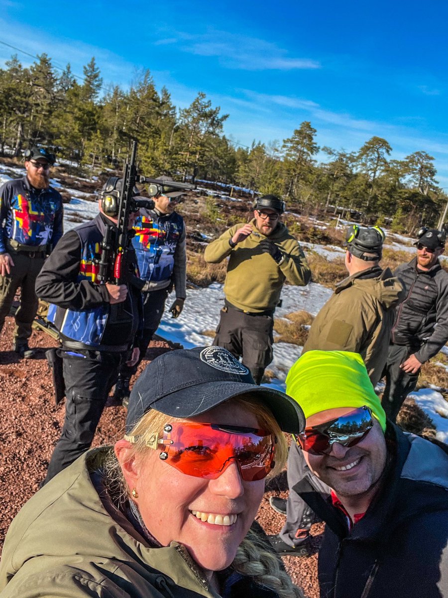 PiaClerte's tweet photo. På besök hos Ålands Sportskytteförening för att prata dynamiskt gevär och dela med oss av lite tips och tricks.
Tack för en solig pangdag i trevligt sällskap på vackra Åland! 🌞
#pewpew #dagensvapenbild #sportskytte #skytte #ipsc #dynamisktgevär #dynamisktskytte #åland https://t.co/wSEVfjil76