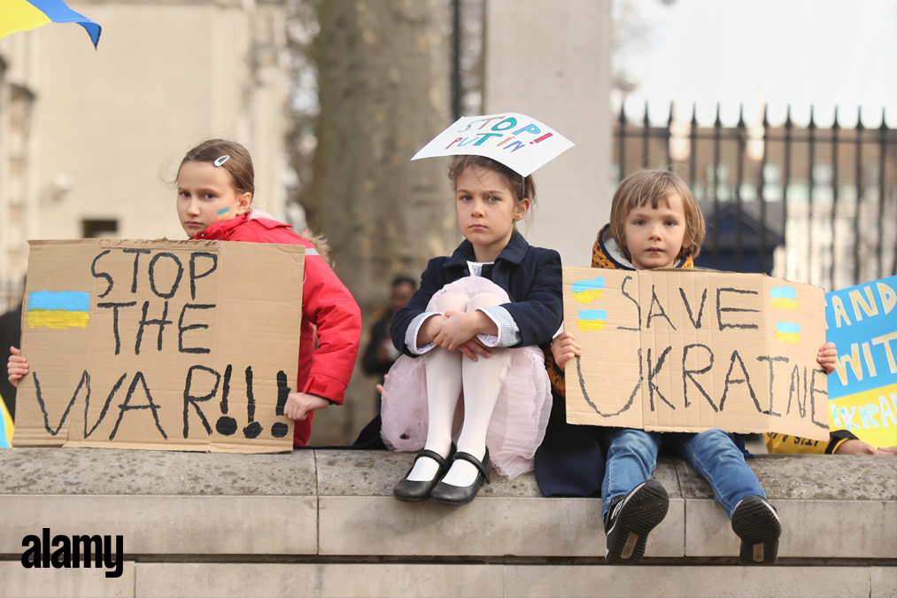 Maia aged 8, Kira aged 8 and Alexander aged 5 at a demonstration organised by London EuroMaidan and British-Ukrainian volunteers outside Downing Street, London, to show solidarity with Ukraine following the invasion by Russia. 

Image ID: 2HXFEF9 // James Manning // PA Wire https://t.co/gAXTevqT4E