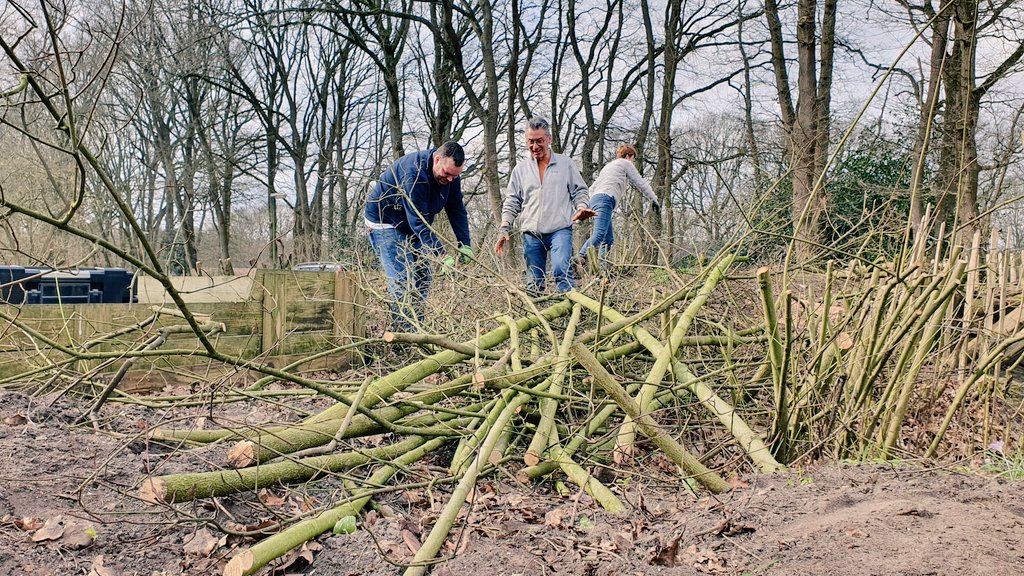 De_Zwervers's tweet photo. Onze kampvuurkuil was hard aan een opknapbeurt toe.. Gelukkig waren er vandaag een hoop extra vrijwilligers, die hard hebben gewerkt om alles weer netjes te krijgen. Super fijn! #NLdoet https://t.co/gPJ98HI6vs