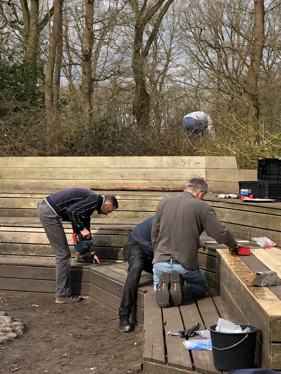 Onze kampvuurkuil was hard aan een opknapbeurt toe.. Gelukkig waren er vandaag een hoop extra vrijwilligers, die hard hebben gewerkt om alles weer netjes te krijgen. Super fijn! #NLdoet