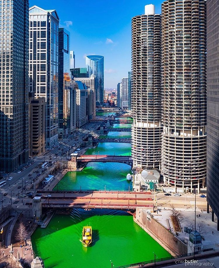 The Chicago River is once again green to honor St. Patrick's Day. 🍀

📸: barrybutler9