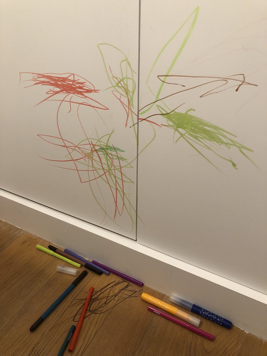 sbenmouffok's tweet photo. Réponse de mon fils, 2 ans, quand je lui demande pourquoi il fait ça : 

« C’est beau » https://t.co/h5B7n4a9s0