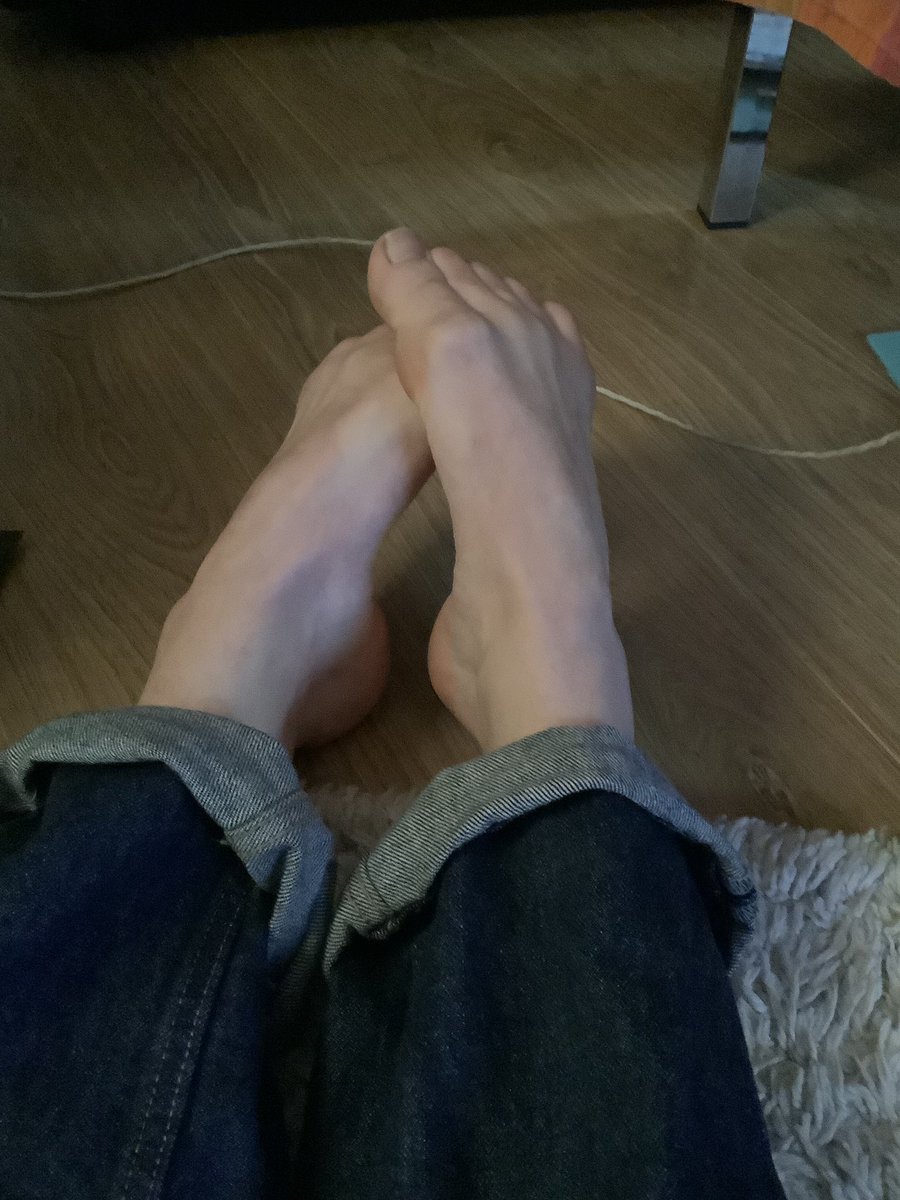 JolisPieds75's tweet photo. Hey everyone !! 

Walked a lot today… 

#feet #sellingcontent #foot #feetworshi̇p https://t.co/UDXgr5IJ7h