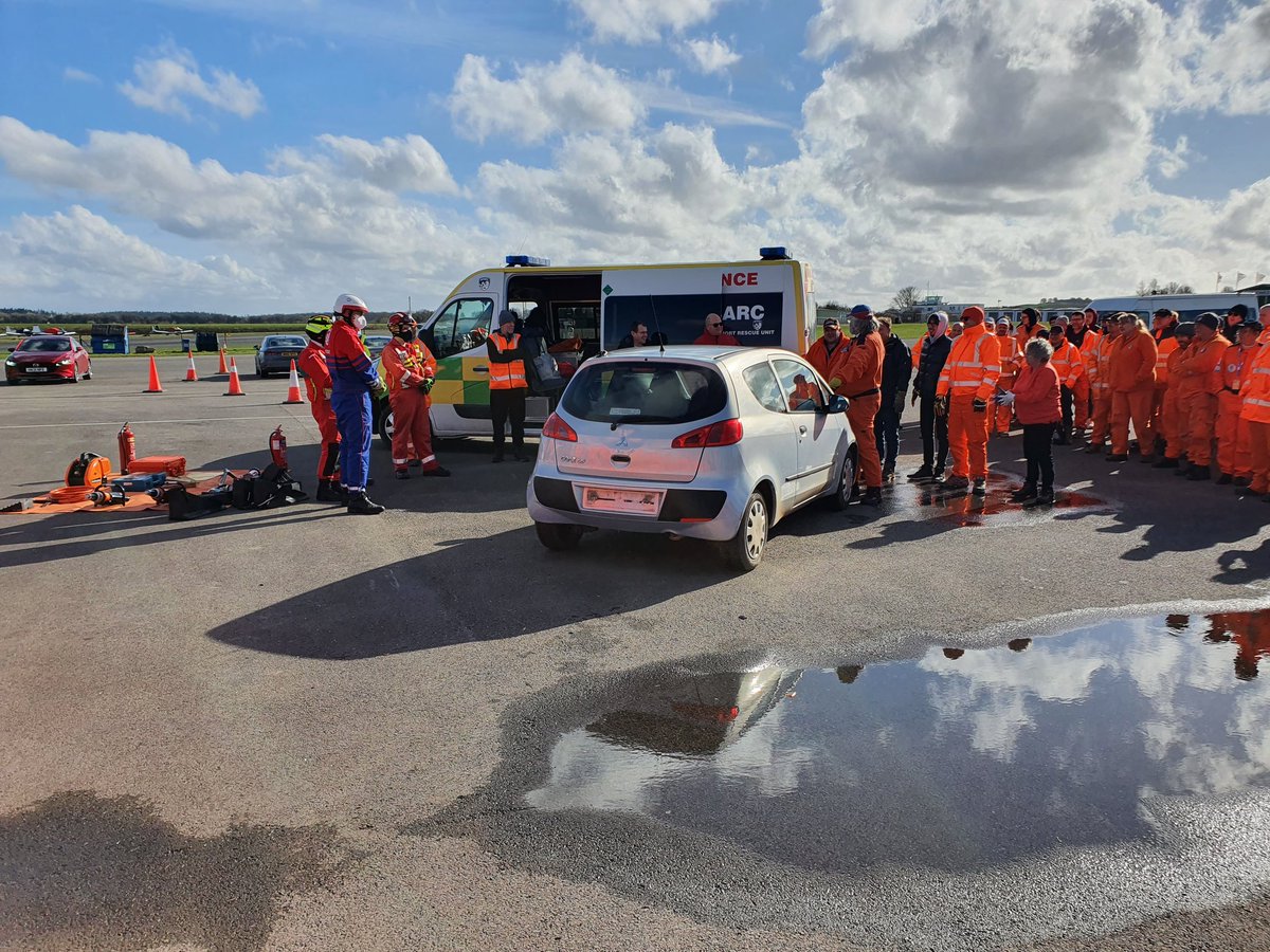 Gordon_Snell's tweet photo. Great day marshal training with @BARC_Marshal at @thruxtonracing #lovemotorsport @EmmaGingerSnell https://t.co/Ff6nfLMFal