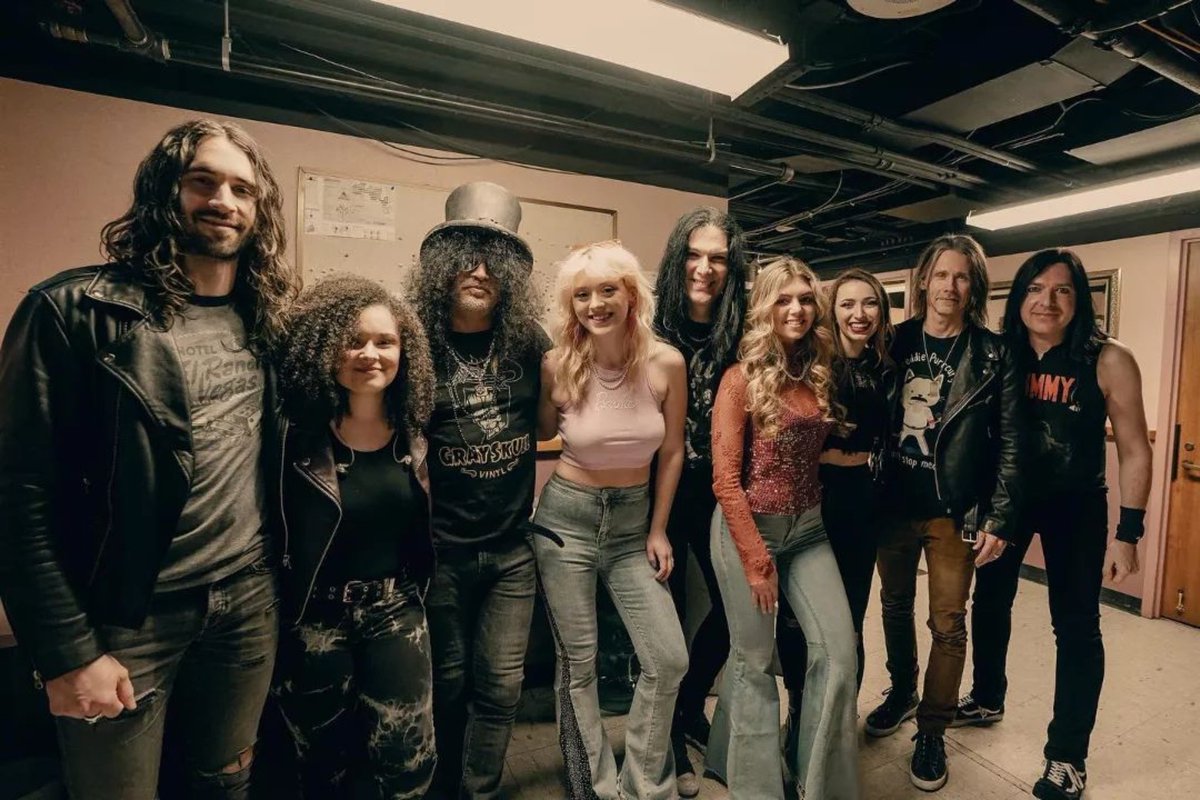TONIGHT in New York City <a href="/BeaconTheatre/">Beacon Theatre</a> our last show with <a href="/PLUSHROCKS/">PLUSH</a> ✊🏻❤️✊🏻 #smkc #smkc4