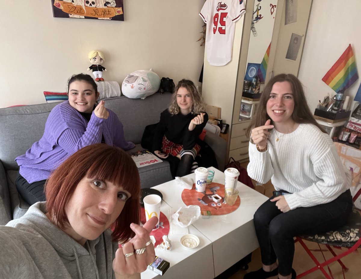 vivinight17's tweet photo. Debriefing d’apres concert !!! Tellement contente de l’avoir vécu avec vous les filles 💜🥺💜 

#BTSARMY  #BTS #PDTLIVEVIEWING  

@Zohra_KimJ @MultiStan_Atiny et Margaux 😉 https://t.co/s56SYf4LAf