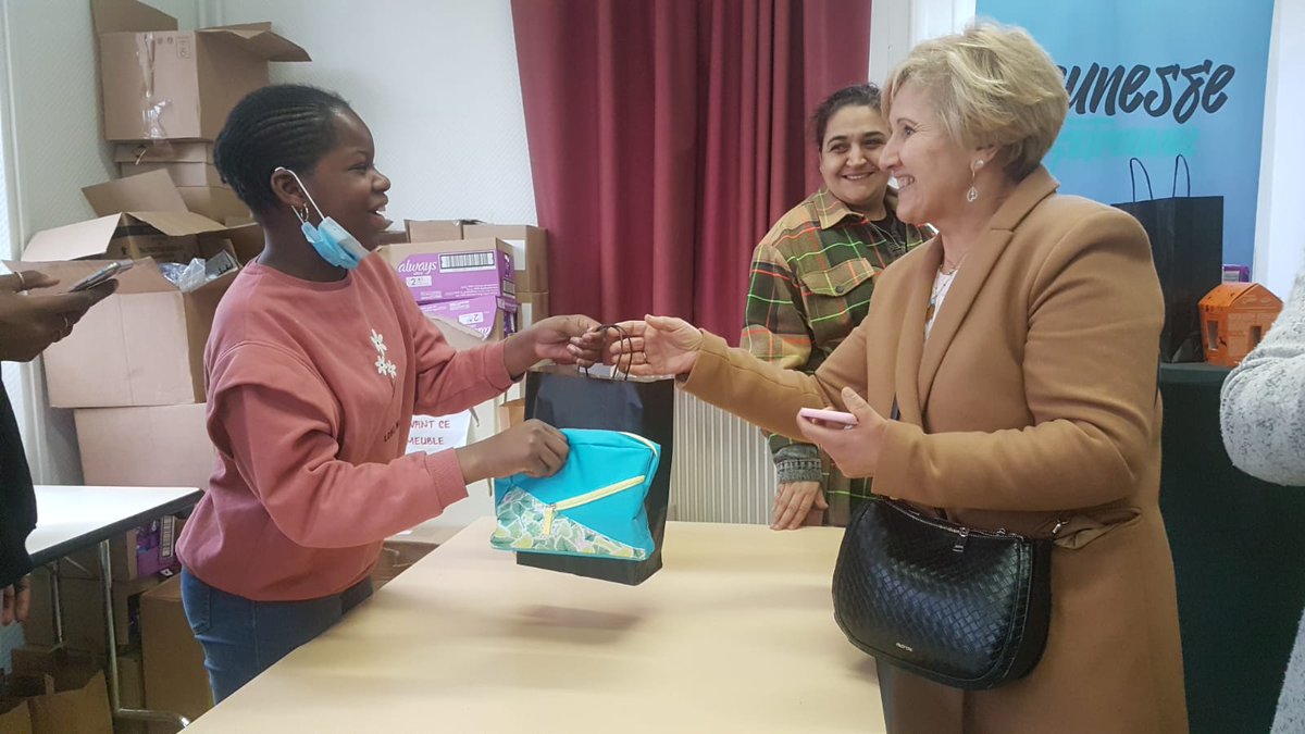 ARetrouvee's tweet photo. À l'occasion de la journée internationale des droits de la femme, Jeunesse Retrouvée à tenu à porter une attention aux femmes Cachannaises, ce fut un moments de joie de partage et de solidarité. 200 femmes ont pu repartir avec des coffrets beautés. https://t.co/geQg2KKyMC https://t.co/Jth9QzmFjo