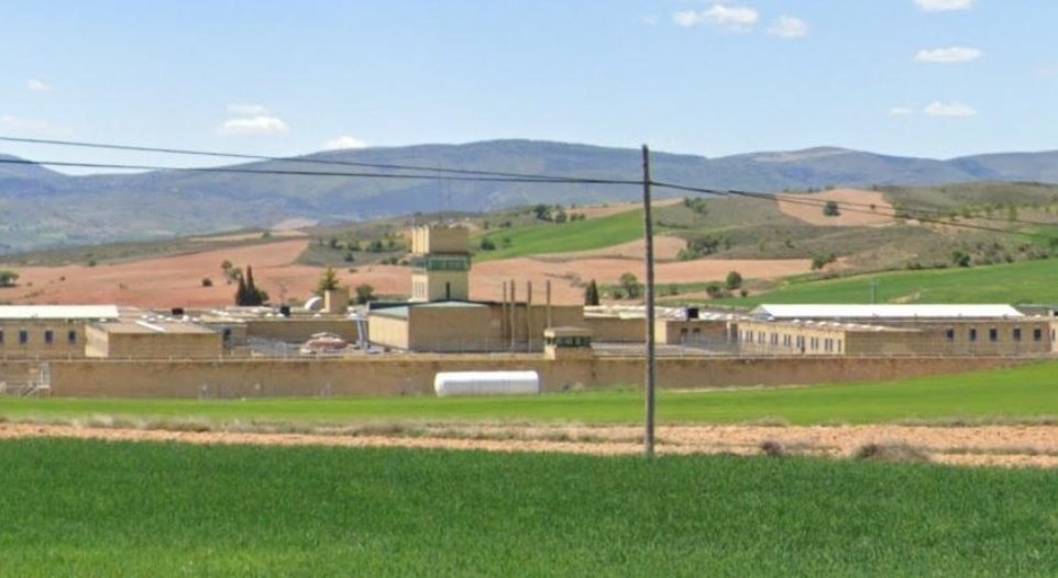 lancelot_xbal's tweet photo. #SOSprisiones Un preso del Centro Penitenciario de Daroca intenta clavar un boli a uno de los tres funcionarios que se disponían a sacarlo de su celda en el módulo de aislamiento. https://t.co/DO0K6Mx8IB https://t.co/HMsGjY1Y7A