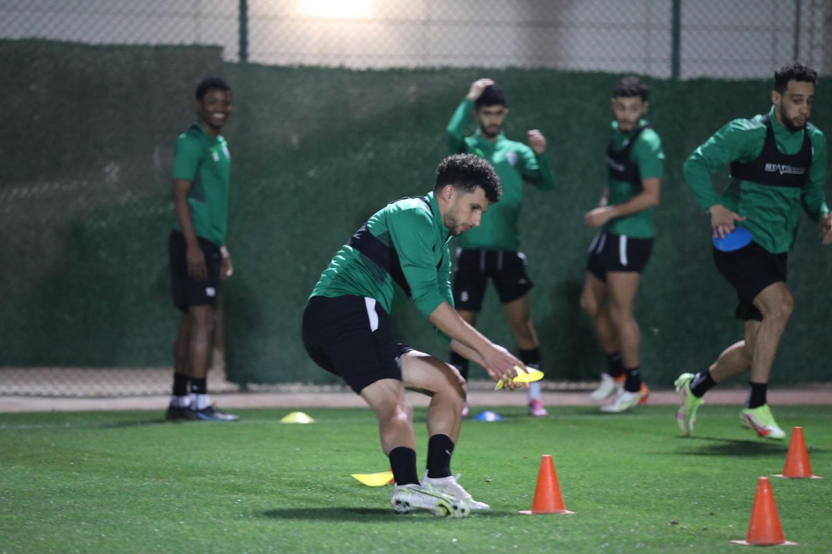 alwakrah_sc's tweet photo. حرص سعادة الشيخ خليفة بن حسن آل ثاني رئيس نادي الوكرة على حضور التدريب الرئيسي للموج الأزرق مساء اليوم لدعم ومساندة الفريق قبل مواجهة الغرافة في نصف نهائي كأس سمو الأمير. https://t.co/QqKScyxR2K